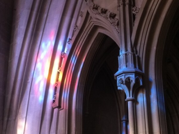 Farbenspiel mit gotischer Architektur hoch
